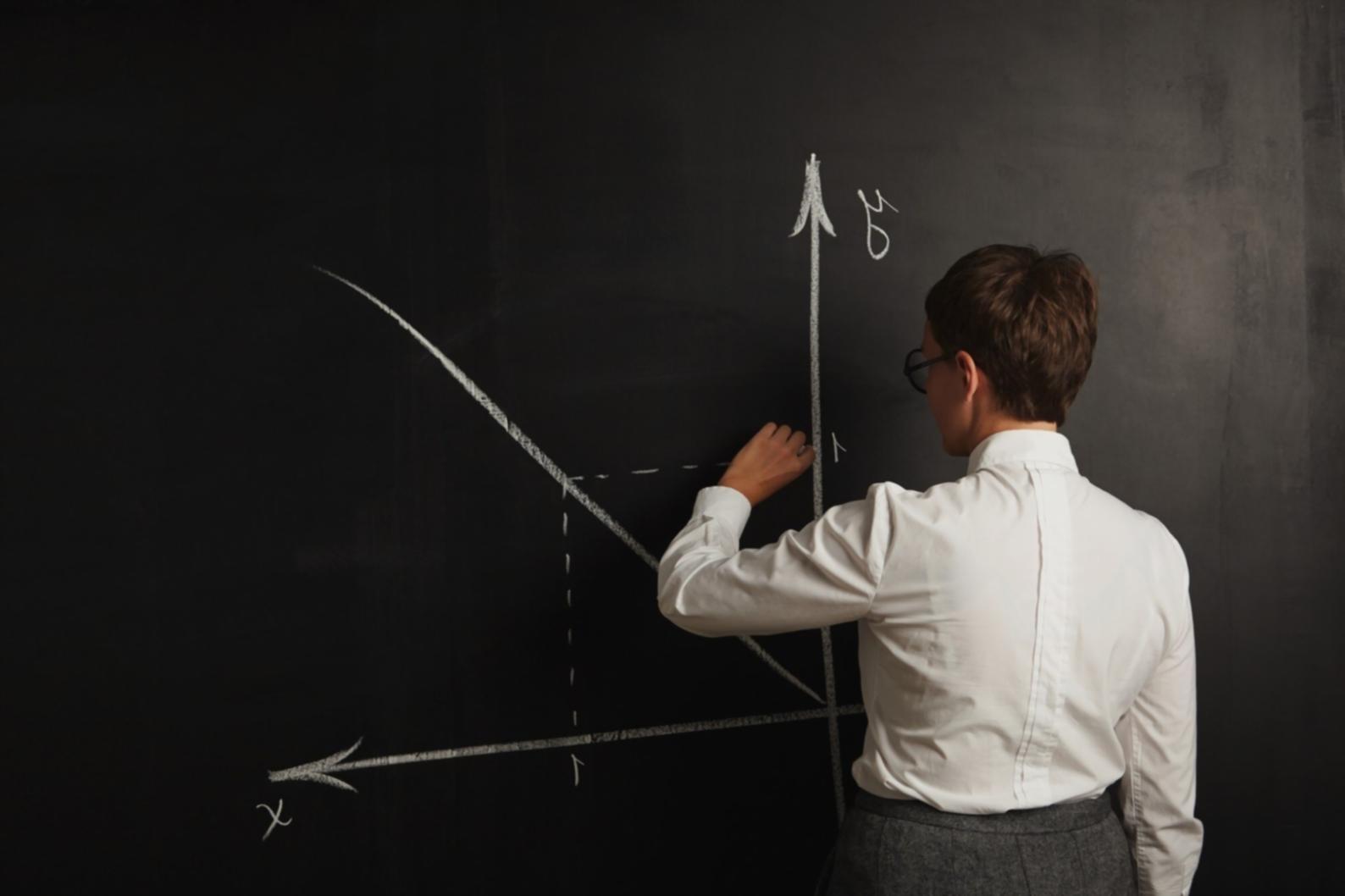 Profesional analizando datos financieros y estrategias de marca