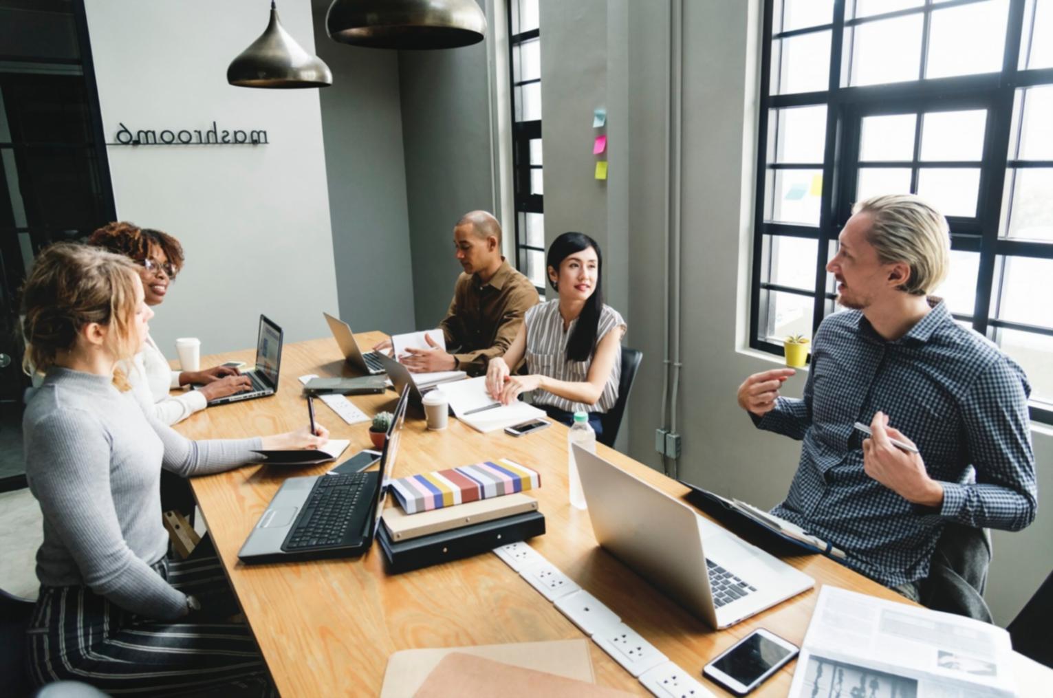 Graduados del programa trabajando en análisis de mercados