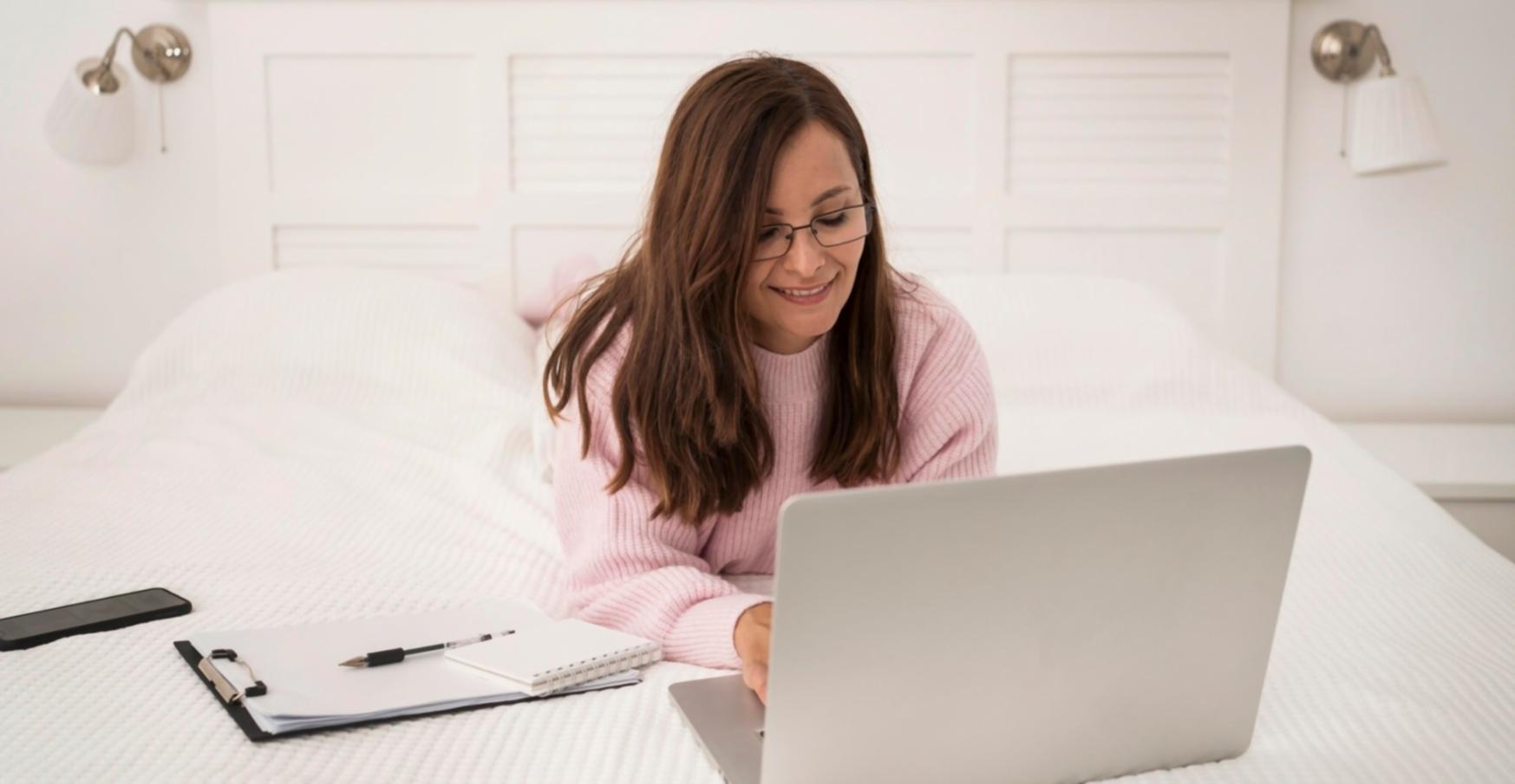 Configuración de estudio para programas de finanzas con múltiples monitores y herramientas especializadas